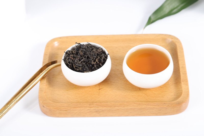 红茶绿茶：春日里的健康茶饮之选